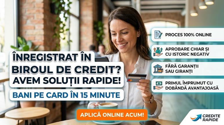 Femeie zâmbitoare cu card bancar aplicând online pentru un credit rapid chiar și cu istoric negativ.