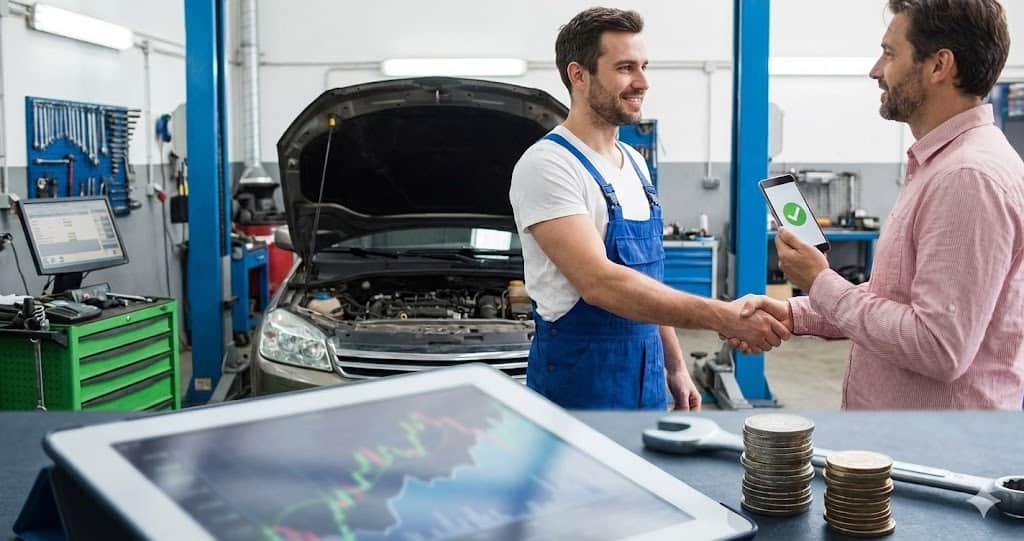 Mecanic reparând o mașină în service auto, concept vizual pentru împrumut rapid reparații și piese.